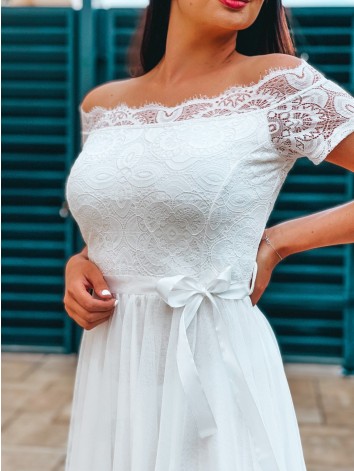 Dámske čipkované spoločenské šaty s opaskom na ramená - biele