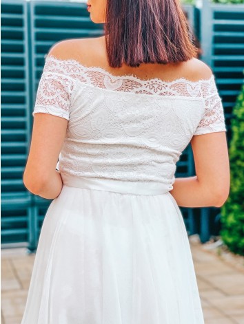 Dámske čipkované spoločenské šaty s opaskom na ramená - biele