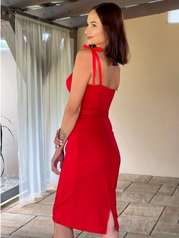 Exkluzívne dámske spoločenské šaty s opaskom a razporkom - červené