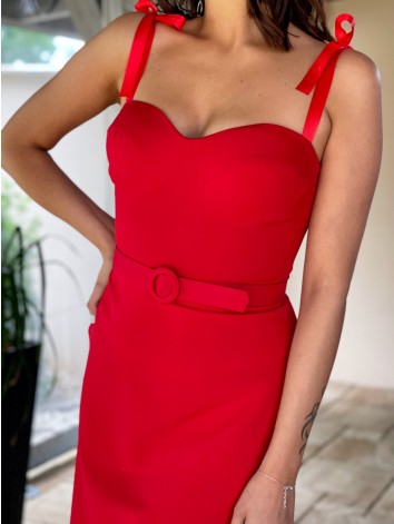 Exkluzívne dámske spoločenské šaty s opaskom a razporkom - červené