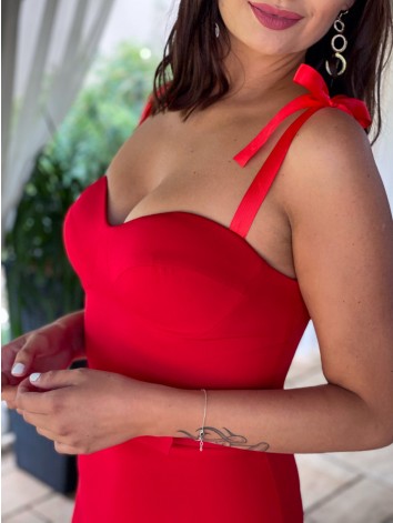 Exkluzívne dámske spoločenské šaty s opaskom a razporkom - červené