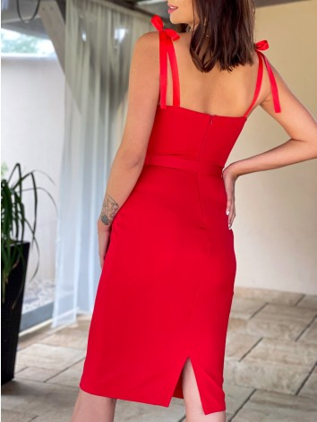 Exkluzívne dámske spoločenské šaty s opaskom a razporkom - červené