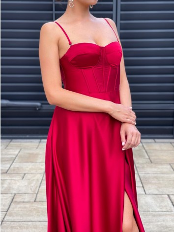 Exkluzívne dlhé saténové spoločenské šaty s razporkom - bordová