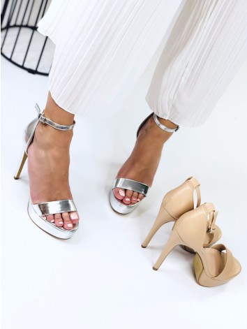 Extravagantné strieborné sandále na vysokom opätku a platforme