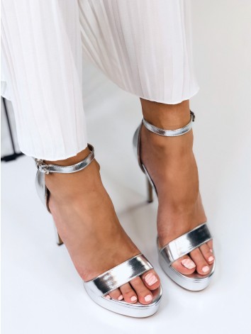 Extravagantné strieborné sandále na vysokom opätku a platforme