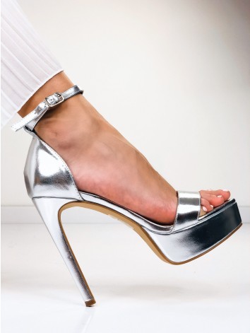 Extravagantné strieborné sandále na vysokom opätku a platforme