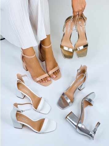 Dámske strieborné sandále na hrubom opätku