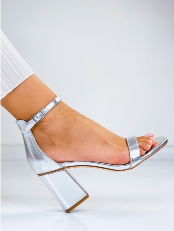 Dámske strieborné sandále na hrubom opätku