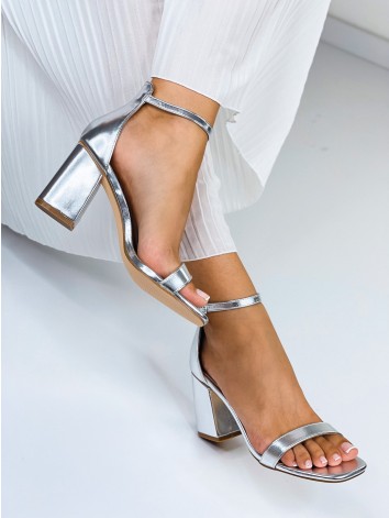 Dámske strieborné sandále na hrubom opätku