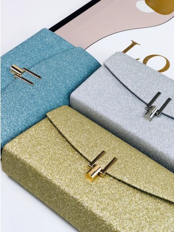 Strieborná trblietavá spoločenská kabelka s remienkom