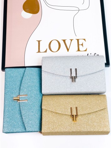 Strieborná trblietavá spoločenská kabelka s remienkom