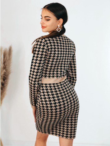 Svetrové dámske šaty so vzorom a gombíkmi - béžové