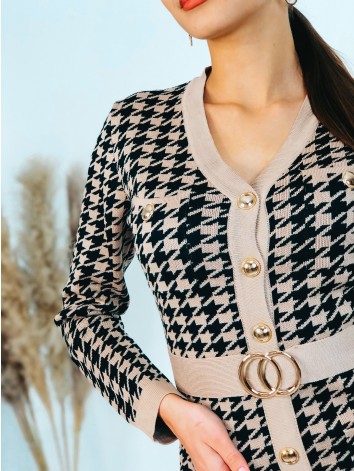 Svetrové dámske šaty so vzorom a gombíkmi - béžové