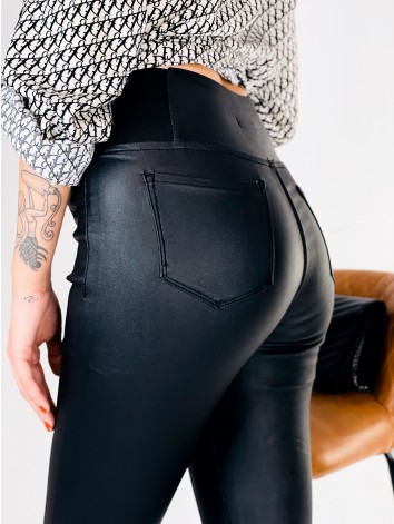 Dámske koženkové push-up nohavice s vysokým pásom - čierne JORAN