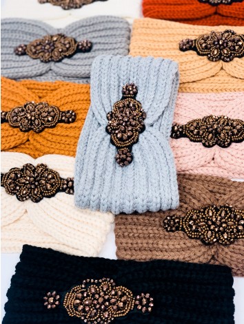 Dámska tmavo sivá pletená čelenka s brošňou