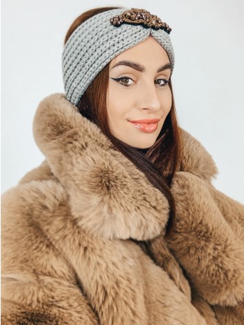 Dámska tmavo sivá pletená čelenka s brošňou