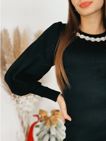 Dámske svetrové šaty s perlami a balónovými rukávmi - čierne