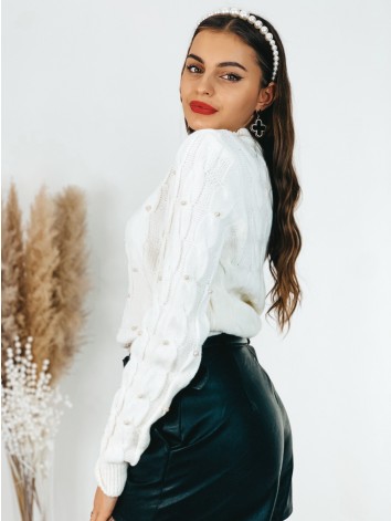 Dámsky pletený biely rolákový sveter s ozdobnými perlami