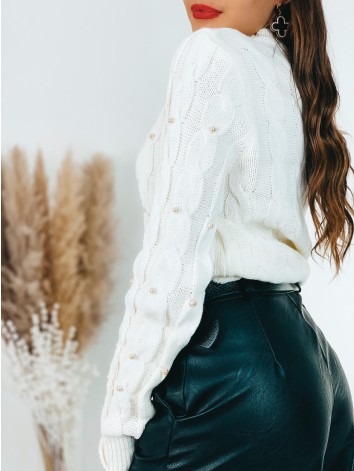Dámsky pletený biely rolákový sveter s ozdobnými perlami