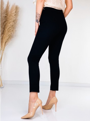Dámske čierne elegantné nohavice so zlatou reťazou