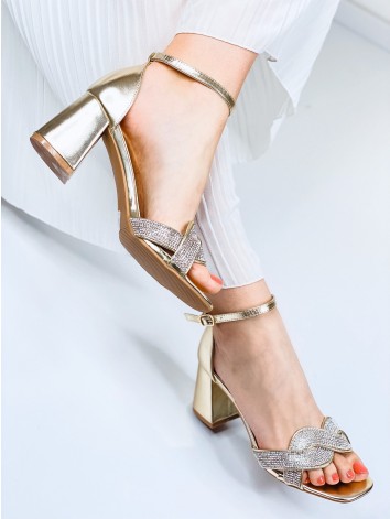 Dámske zlaté sandále s ozdobnými kamienkami na nízkom opätku