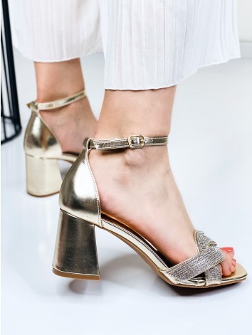 Dámske zlaté sandále s ozdobnými kamienkami na nízkom opätku