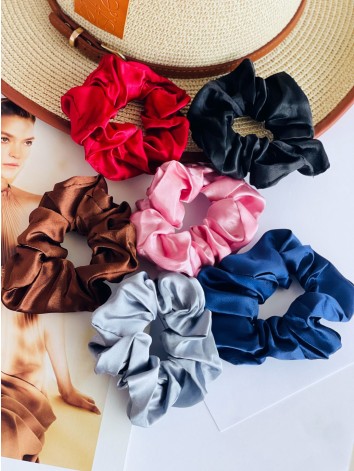 Scrunchie saténová gumička do vlasov - čierna