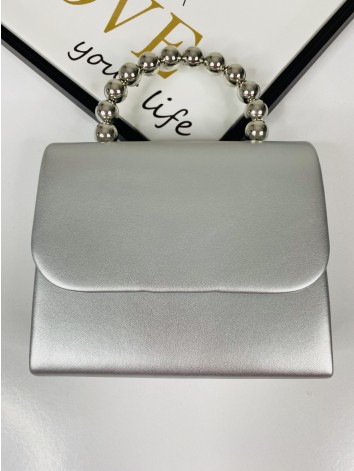 Dámska strieborná spoločenská kabelka s korálkovou rúčkou