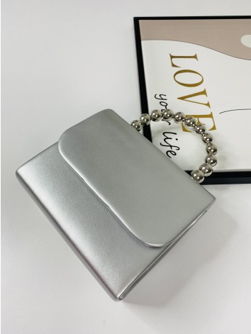 Dámska strieborná spoločenská kabelka s korálkovou rúčkou