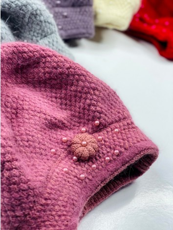 Dámska červená zateplená baretka s perlami