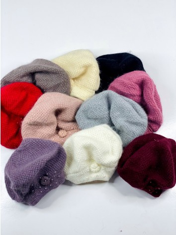 Dámska červená zateplená baretka s perlami