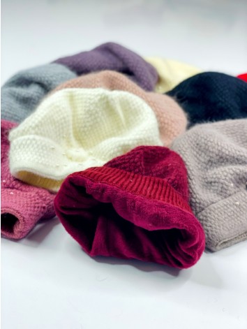 Dámska červená zateplená baretka s perlami