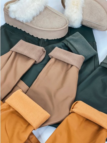 Dámske zateplené elastické koženkové legíny s vysokým pásom - khaki