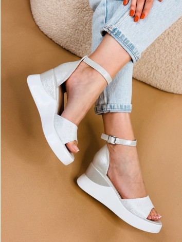 Dámske strieborné sandále na platforme Fergia