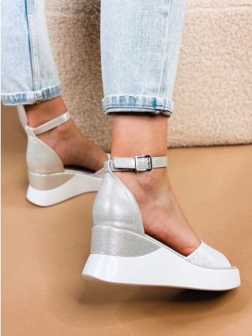 Dámske strieborné sandále na platforme Fergia