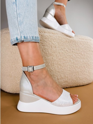 Dámske strieborné sandále na platforme Fergia