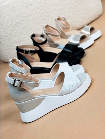 Dámske strieborné sandále na platforme Fergia