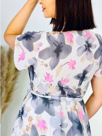 Dámske kvetované šaty s opaskom a véčkovým výstrihom - sivé