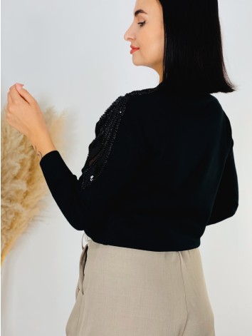 Dámsky čierny sveter s kamienkami na ramenách