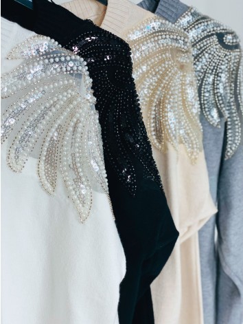 Dámsky čierny sveter s kamienkami na ramenách