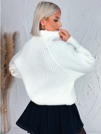 Biely dámsky hrubý rolákový sveter v oversize strihu