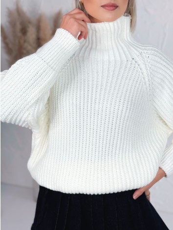 Biely dámsky hrubý rolákový sveter v oversize strihu