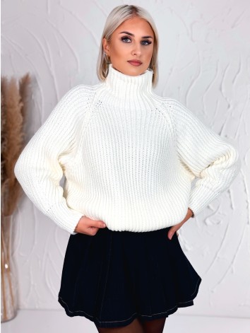 Biely dámsky hrubý rolákový sveter v oversize strihu