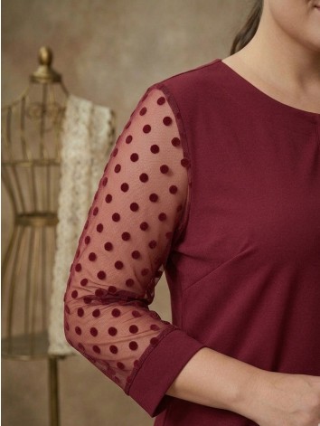 Dámska bordová blúzka s bodkovanými rukávmi pre moletky