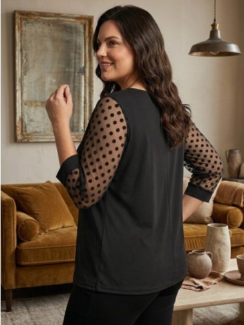 Dámska čierna blúzka s bodkovanými rukávmi pre moletky