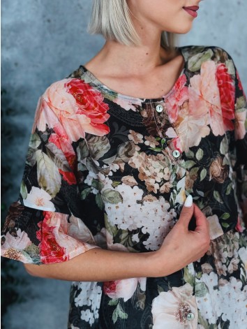 Dámska čierna kvetovaná blúzka s gombíkmi a krátkym rukávom