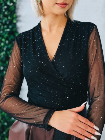 Dámska čierna trblietavá blúzka s priesvitnými rukávmi a véčkovým výstihom