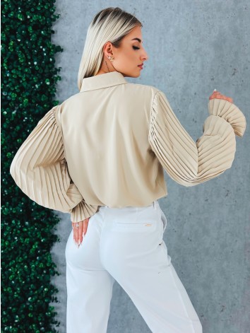 Dámska elegantná béžová blúzka s plisovanými rukávmi a zlatými gombíkmi