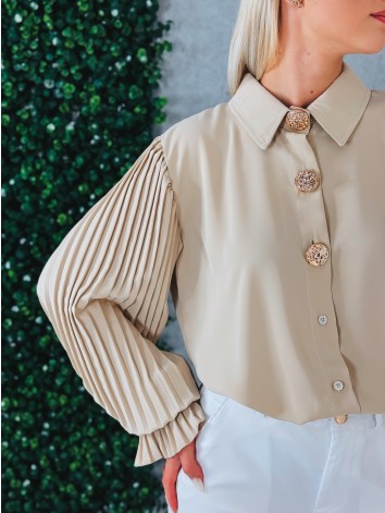 Dámska elegantná béžová blúzka s plisovanými rukávmi a zlatými gombíkmi