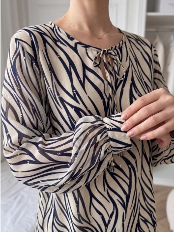 Dámska elegantná béžovo-modrá blúzka so zlatou potlačou